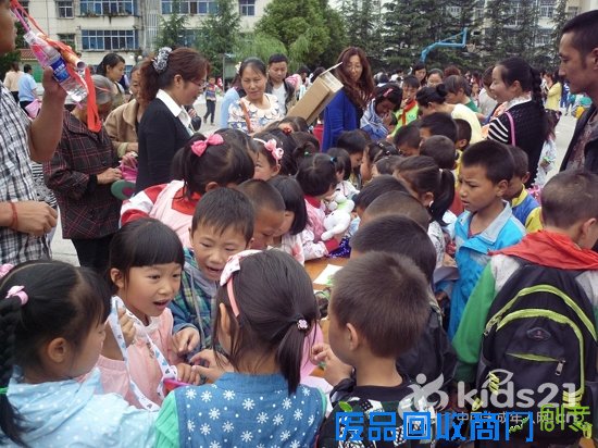 [凉山] 越西县西城社区、贝尔小学庆六·一“跳蚤市场”活动