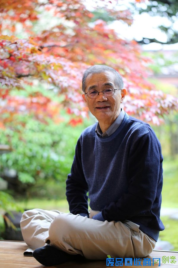 爱马仕全新推出的Slim dHermès Koma Kurabe 腕表带我们深入日本传统，在盛放的樱花树荫下享受已超过千年历史的节日活动：Koma Kurabe，闻名遐尔的日本赛马盛事。