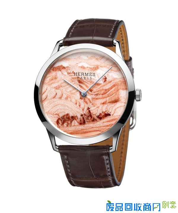 爱马仕全新推出的Slim dHermès Koma Kurabe 腕表带我们深入日本传统，在盛放的樱花树荫下享受已超过千年历史的节日活动：Koma Kurabe，闻名遐尔的日本赛马盛事。