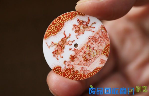 爱马仕全新推出的Slim dHermès Koma Kurabe 腕表带我们深入日本传统，在盛放的樱花树荫下享受已超过千年历史的节日活动：Koma Kurabe，闻名遐尔的日本赛马盛事。