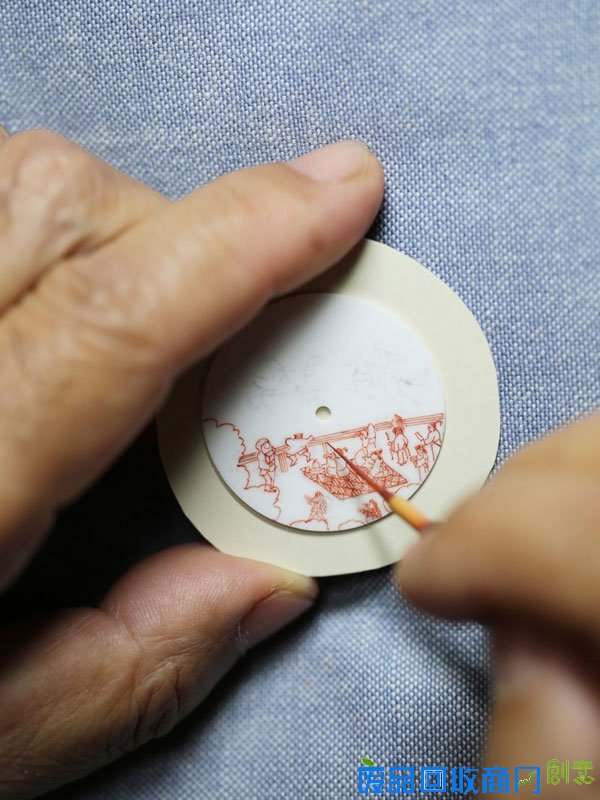 爱马仕全新推出的Slim dHermès Koma Kurabe 腕表带我们深入日本传统，在盛放的樱花树荫下享受已超过千年历史的节日活动：Koma Kurabe，闻名遐尔的日本赛马盛事。