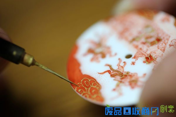 爱马仕全新推出的Slim dHermès Koma Kurabe 腕表带我们深入日本传统，在盛放的樱花树荫下享受已超过千年历史的节日活动：Koma Kurabe，闻名遐尔的日本赛马盛事。