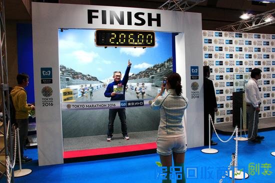 一定要配合美女摄影师的引导