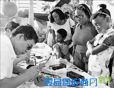 在巴巴多斯首都布里奇敦的“鱼龙节”上,民众排队等待自己名字的“中文版”。