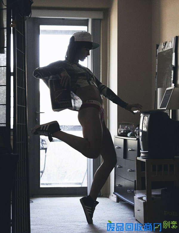 舞台之外：美摄影师拍摄芭蕾舞者居家风采（图）