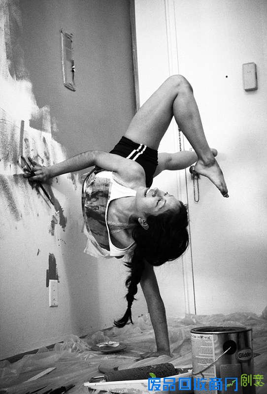 舞台之外：美摄影师拍摄芭蕾舞者居家风采（图）