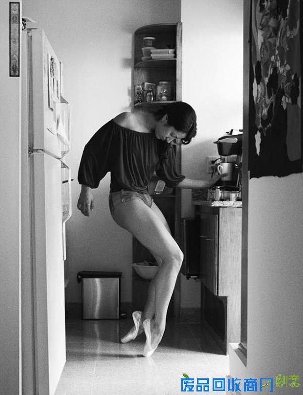 舞台之外：美摄影师拍摄芭蕾舞者居家风采（图）