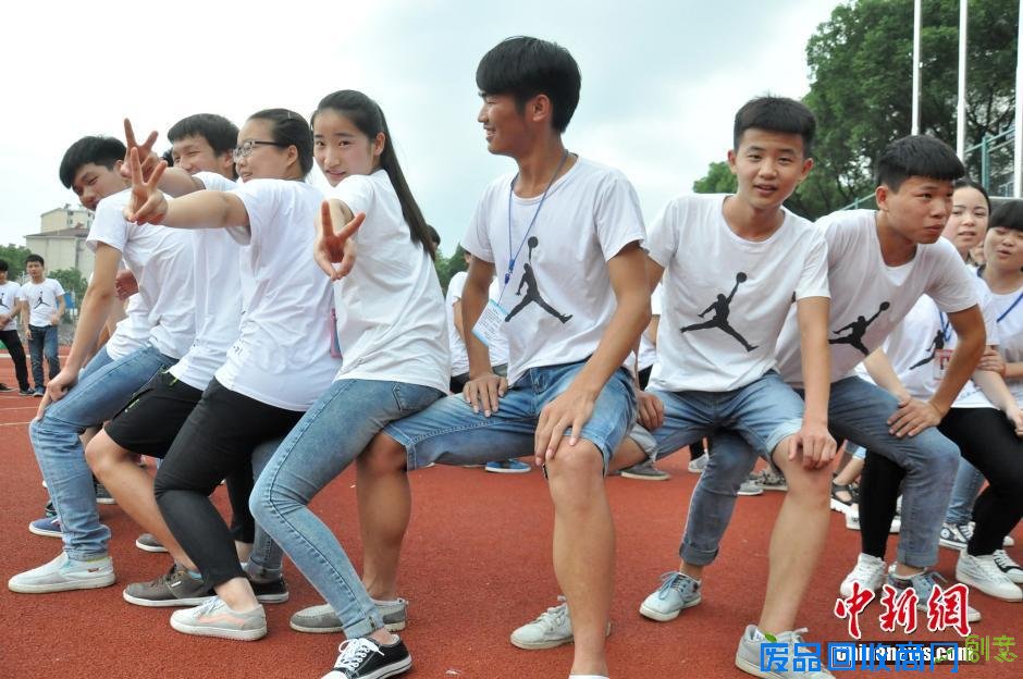 高三学生参加趣味游戏以缓解考前压力