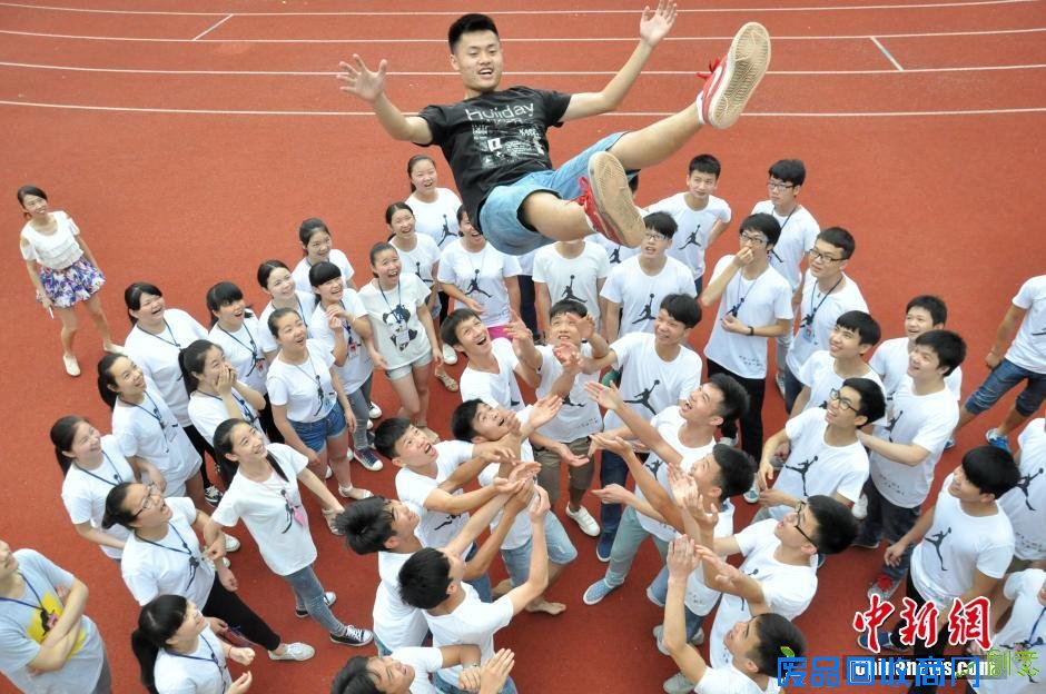 高三学生参加趣味游戏以缓解考前压力