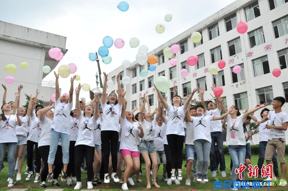 高三学生参加趣味游戏以缓解考前压力