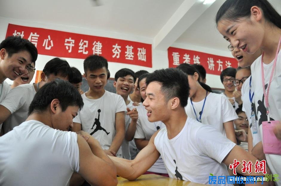 高三学生参加趣味游戏以缓解考前压力