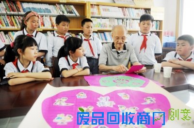 沈毅给小学生上剪纸课
