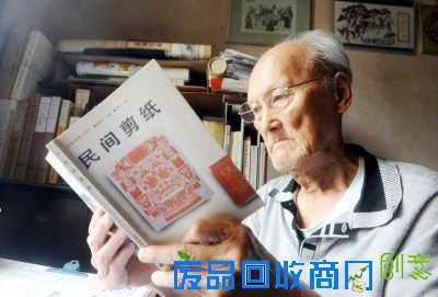 沈毅看书学习剪纸