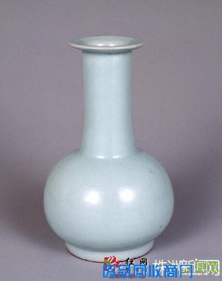 宋代龙泉窑青釉直颈瓶