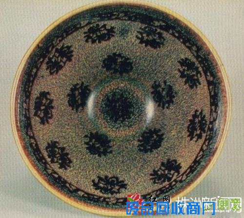 宋代吉州窑剪纸贴花团花纹茶盏