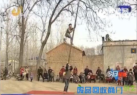 爬十米高杆是孔伟和搭档的拿手绝活,靠这个节目,他们也是走遍了大江南北。(视频截图)