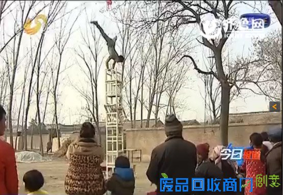 爬十米高杆是孔伟和搭档的拿手绝活,靠这个节目,他们也是走遍了大江南北。(视频截图)