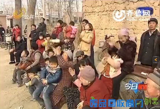 爬十米高杆是孔伟和搭档的拿手绝活,靠这个节目,他们也是走遍了大江南北。(视频截图)