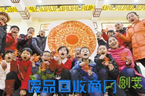 直径1.4米的百猴图上共有104只千姿百态的猴子。