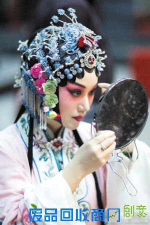 刘桂娟佩戴着“点翠”头面。