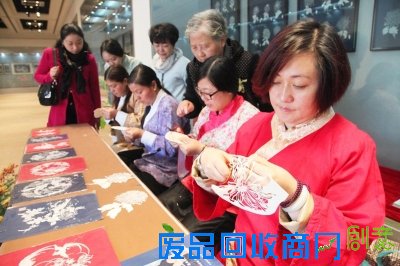 剪纸博物馆工作人员现场表演。刘江瑞 摄