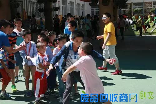 校园热点?|?孩子中午都在学校干些什么?这些学校的『午间生活照』,让人“震惊”!