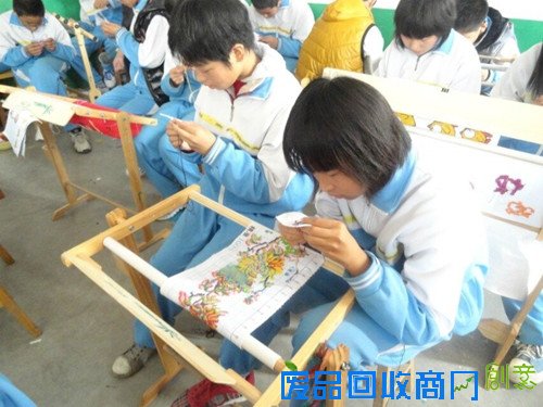 山东泰安:民间文化进校园 学校开设泥塑剪纸班