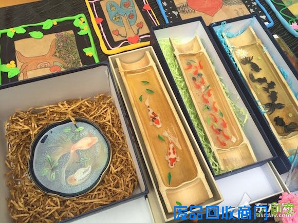 申城辅校学生爱心义卖：把钱捐给有需要的人[图]