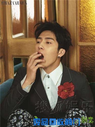 井宝戴皇冠登杂志封面 人气火爆网友赞：霸气萌