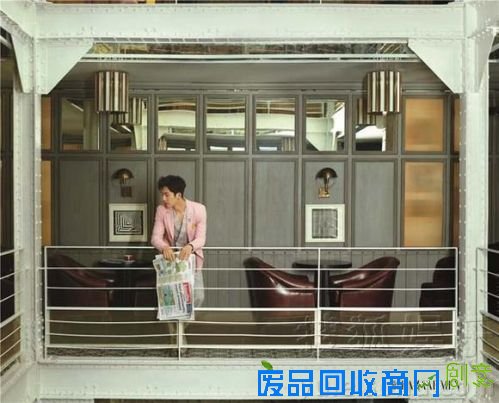 井宝戴皇冠登杂志封面 人气火爆网友赞：霸气萌