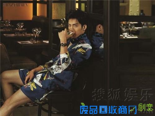 井宝戴皇冠登杂志封面 人气火爆网友赞:霸气萌