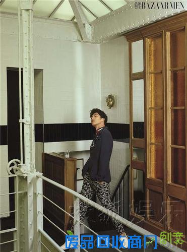 井宝戴皇冠登杂志封面 人气火爆网友赞：霸气萌