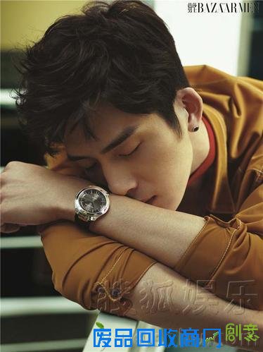 井宝戴皇冠登杂志封面 人气火爆网友赞：霸气萌