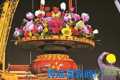 天安门广场中心花坛吊装完成 重达60余吨(图)