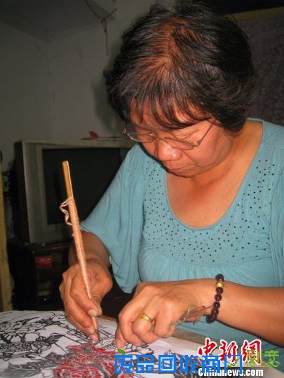 河北61岁退休大妈用剪纸宣扬孝文化(图)