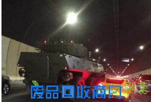 国外奇葩车祸都OUT了，看我大重庆保时捷撞装甲车