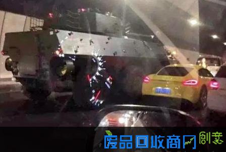 国外奇葩车祸都OUT了，看我大重庆保时捷撞装甲车