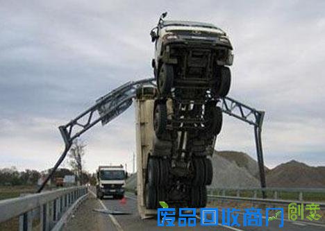 国外奇葩车祸都OUT了，看我大重庆保时捷撞装甲车