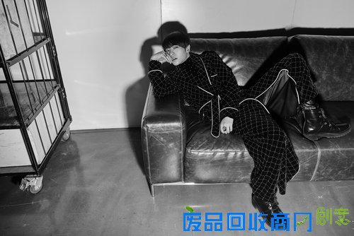 华晨宇视觉大片打造偶像标杆 演绎《我管你》