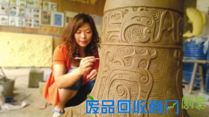 肖传敏正在制作东兴泥塑