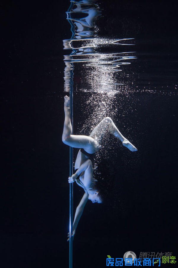 唯美水下钢管舞性感梦幻 舞者像暗夜盛放的花朵