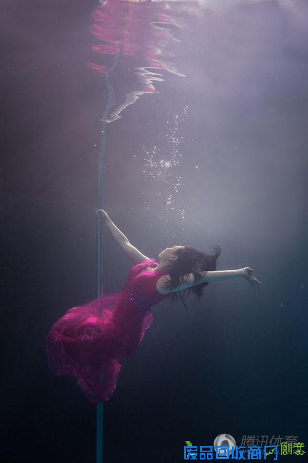 唯美水下钢管舞性感梦幻 舞者像暗夜盛放的花朵