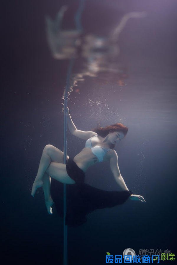 唯美水下钢管舞性感梦幻 舞者像暗夜盛放的花朵