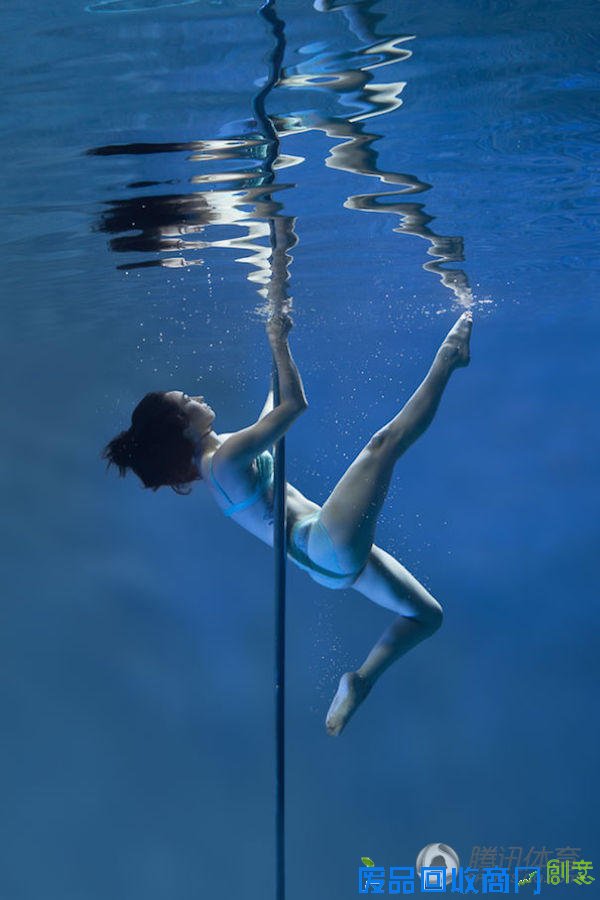 唯美水下钢管舞性感梦幻 舞者像暗夜盛放的花朵