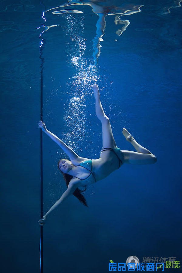 唯美水下钢管舞性感梦幻 舞者像暗夜盛放的花朵