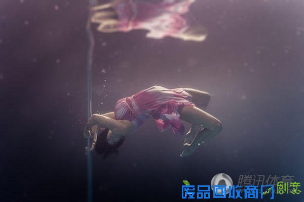唯美水下钢管舞性感梦幻 舞者像暗夜盛放的花朵