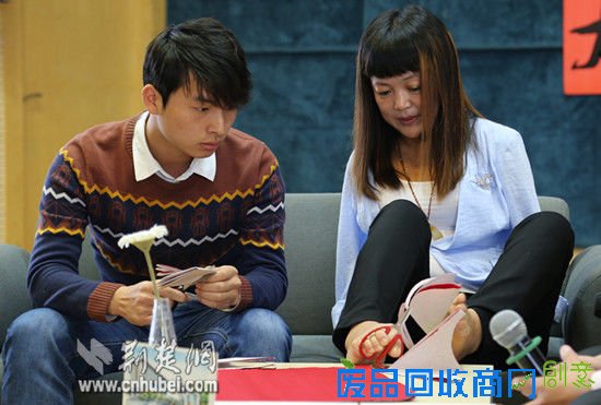 夏虹教学生剪纸