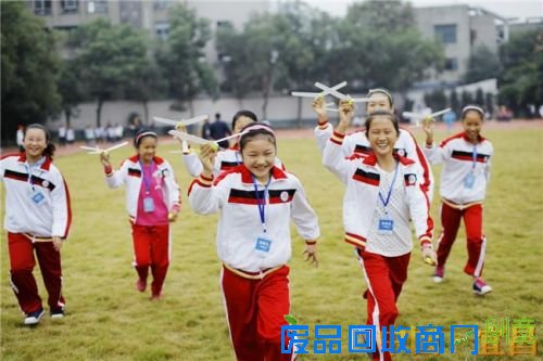 第十三届青少年科技节活动启幕 中小学生展示科技魅力