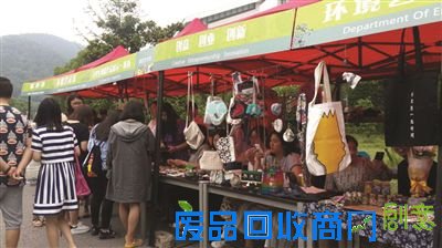 学生创意作品展示一条街。