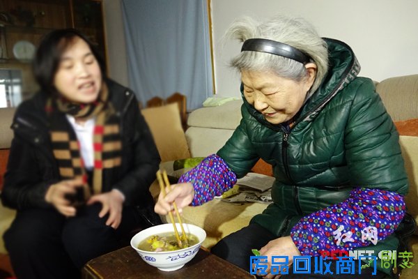 做好的汤圆专程送给孤寡老人。